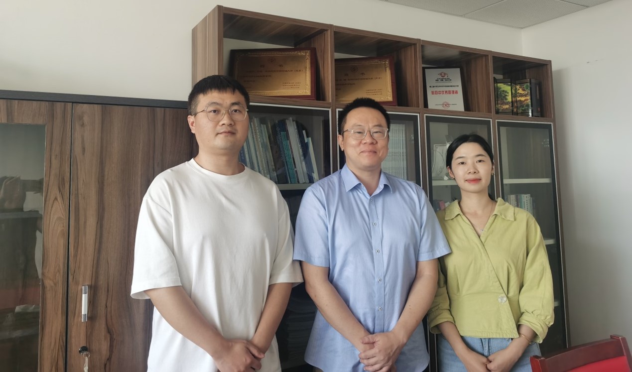 金镭教授案例开发团队：（左起）胡浩渺、金镭教授、李骄杨.jpg
